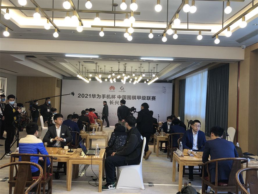 穆里尼奥还谈到了罗马青训球员的一大特点：“在这里有一种不同的情况，这些首秀的青年队球员们，几乎所有人都是罗马球迷和罗马本地人。